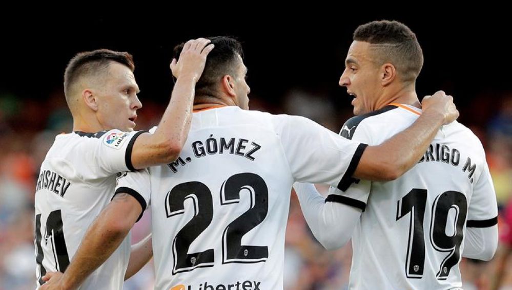 Maxi Gómez celebra un gol con sus compañeros