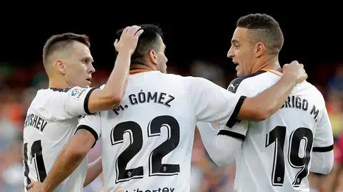 Maxi Gómez celebra un gol con sus compañeros Maxi Gómez celebra un gol con sus compañeros