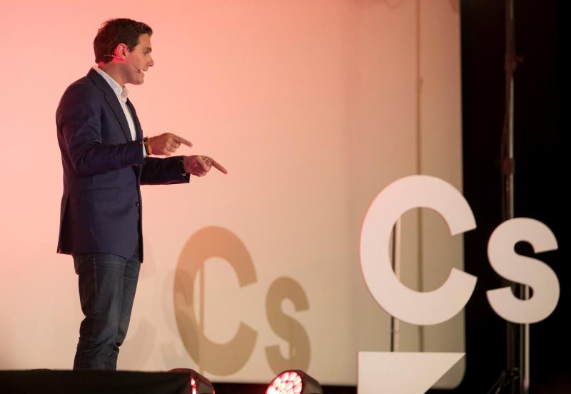 Rivera levanta su veto al PSOE y se abre a pactar con Sánchez tras el 10-N Rivera levanta su veto al PSOE y se abre a pactar con Sánchez tras el 10-N