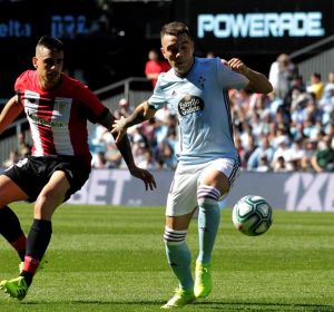 Iago Aspas y Dani García disputan un balón Iago Aspas y Dani García disputan un balón