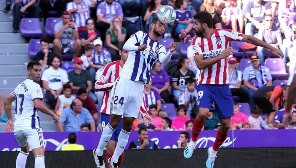 Diego Costa remata un balón ante un jugador del Real Valladolid
