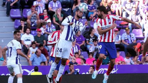 Diego Costa remata un bal&oacute;n ante un jugador del Real Valladolid