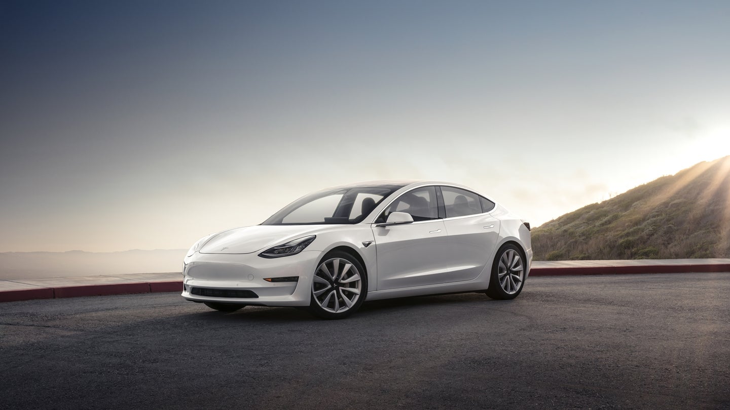 El vídeo grabado por un Tesla ha permitido localizar a un delincuente que le destrozó el coche El vídeo grabado por un Tesla ha permitido localizar a un delincuente que le destrozó el coche