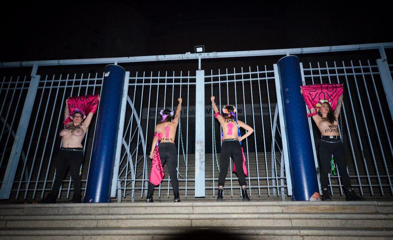 Activistas de Femen se encadenan en Vistalegre para boicotear el mitin de Vox Activistas de Femen se encadenan en Vistalegre para boicotear el mitin de Vox