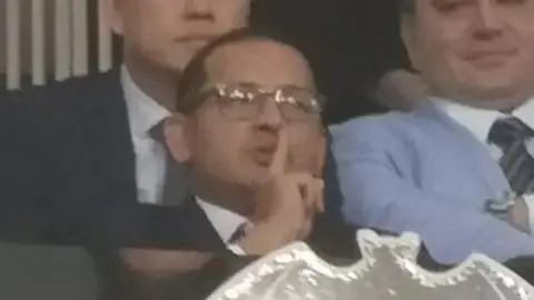 Anil Murthy, presidente del Valencia, manda callar a la afición Polémica en Valencia