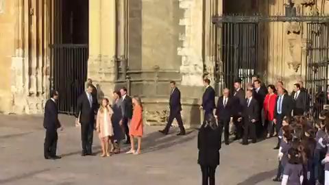 Los Reyes y sus hijas llegan a Oviedo donde Leonor pronunciar&aacute; su primer discurso en los Premios Princesa de Asturias