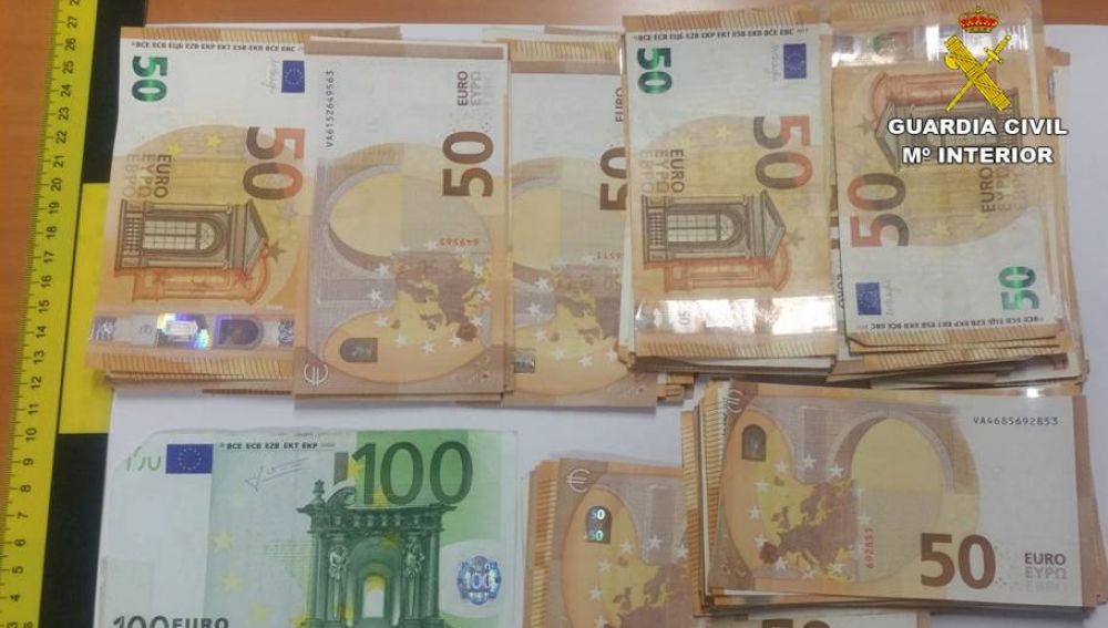 Dinero que la pareja de ancianos detenido en Aspe tenía en el jardín de su casa.
