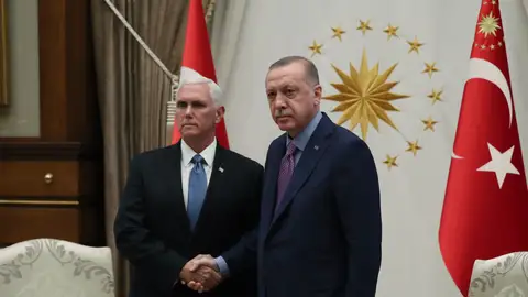 Erdogan y Mike Pence se dan la mano. Erdogan y Mike Pence se dan la mano.