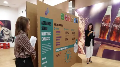 Las responsables de proyectos han repasado las diferentes líneas del plan de Coca-cola. COCA-COLA SOSTENIBLE