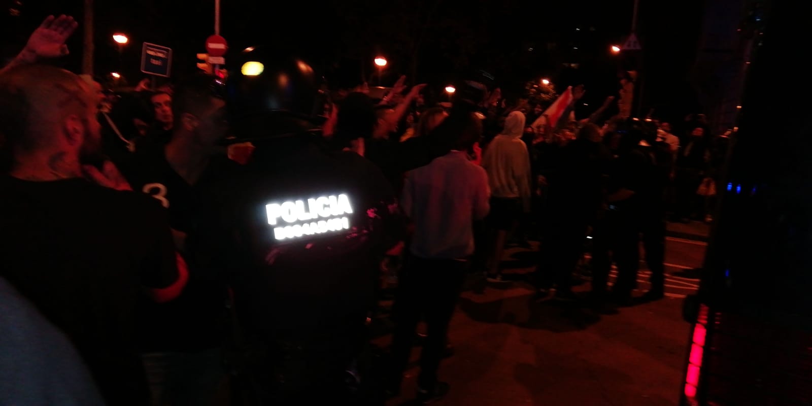 Grupos de extrema derecha e independentistas radicales se enfrentan en Barcelona Grupos de extrema derecha e independentistas radicales se enfrentan en Barcelona