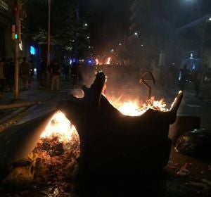 Incendios en el centro de Barcelona (Calle de Balmes) en otra noche de disturbios Incendios en el centro de Barcelona (Calle de Balmes) en otra noche de disturbios