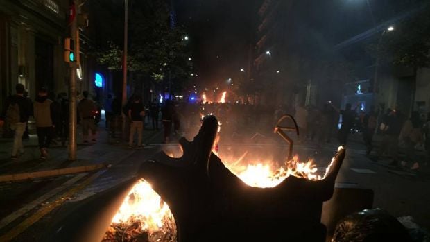 Incendios en el centro de Barcelona (Calle de Balmes) en otra noche de disturbios Incendios en el centro de Barcelona (Calle de Balmes) en otra noche de disturbios