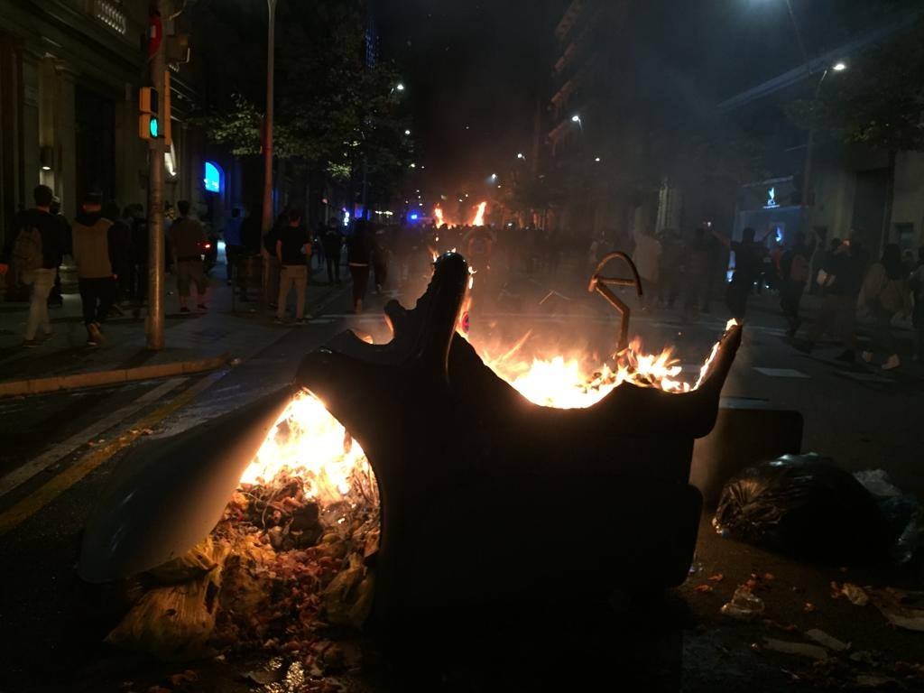 Nuevos incendios y disturbios en otra noche de protestas en Barcelona Nuevos incendios y disturbios en otra noche de protestas en Barcelona