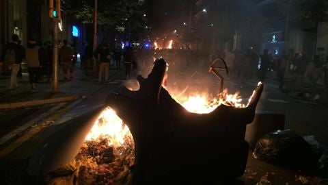 Incendios en el centro de Barcelona (Calle de Balmes) en otra noche de disturbios