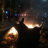 Incendios en el centro de Barcelona (Calle de Balmes) en otra noche de disturbios