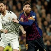 Sergio Ramos y Messi pugnan por el balón durante un Clásico entre Real Madrid y FC Barcelona