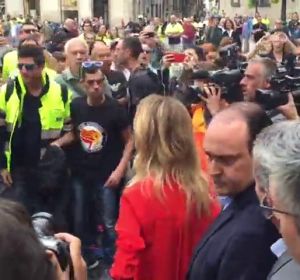Cayetana Álvarez de Toledo se encara con los estibadores en Barcelona Cayetana Álvarez de Toledo se encara con los estibadores en Barcelona