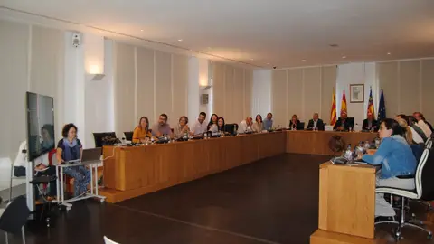 La corporació en el saló de plens per procedir al sorteig de les meses electorals amb una App informàtica. Els veïns i veïnes rebran la comunicación als seus domicilis si han sigut designació en la mesa electoral el 10 de Novembre.