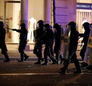Los Mossos d'Esquadra durante los altercados en Barcelona Los Mossos d'Esquadra durante los altercados en Barcelona