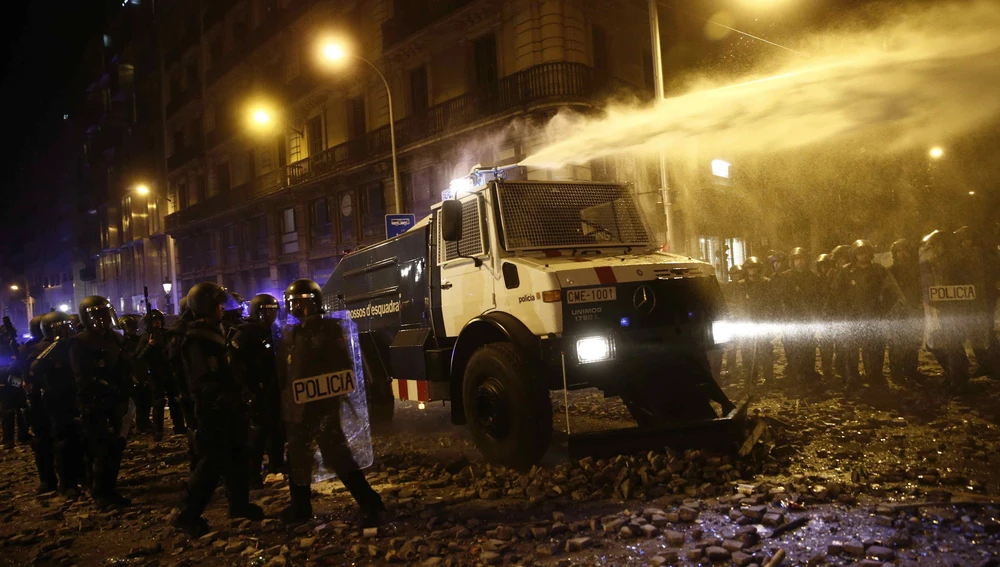 La tanqueta de agua de los Mossos d'Esquadra en los disturbios en Barcelona