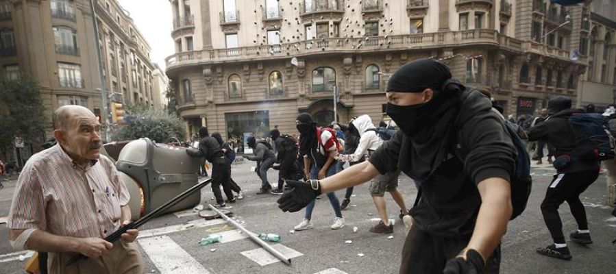 Un anciano se enfrenta a los CDR Un anciano se enfrenta a los CDR
