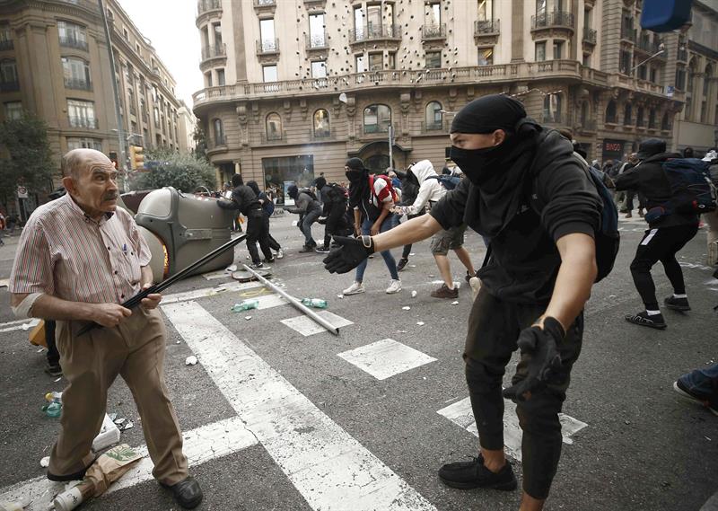 Un anciano se enfrenta a los CDR que quemaban contenedores en Barcelona Un anciano se enfrenta a los CDR que quemaban contenedores en Barcelona