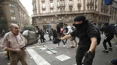 Un anciano se enfrenta a los CDR Un anciano se enfrenta a los CDR