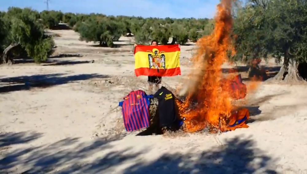 El simpatizante de Vox que ha quemado las camisetas del Barça en Jaén