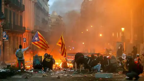 Graves disturbios en el centro de Barcelona Graves disturbios en el centro de Barcelona