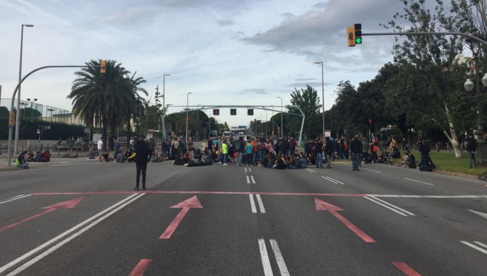 Diagonal cortada entre el Palau de Congresos y el el Palacio de Pedralbes