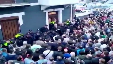 Protesta contra los okupas de la casa de una anciana en Portugalete