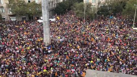 Miles de personas se concentran en la Avenida Diagonal con Paseo de Gracia (Barcelona)