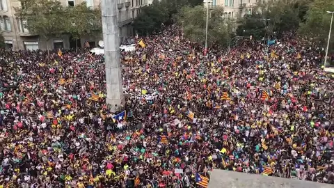 Miles de personas se concentran en la Avenida Diagonal con Paseo de Gracia (Barcelona) Miles de personas se concentran en la Avenida Diagonal con Paseo de Gracia (Barcelona)