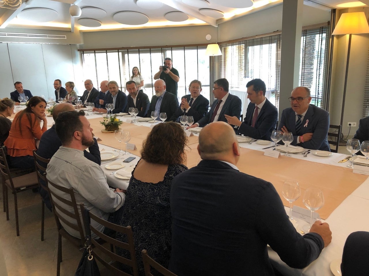 El vicepresidente primero de la Comisión Europea conoce en Elche los detalles de la candidatura de la ciudad como capital verde europea El vicepresidente primero de la Comisión Europea conoce en Elche los detalles de la candidatura de la ciudad como capital verde europea