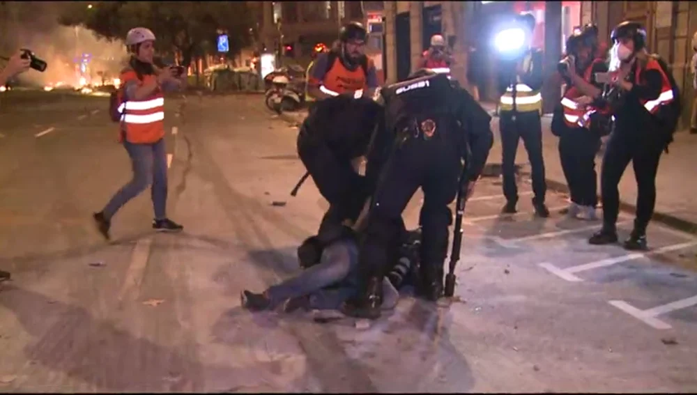 Varias detenciones en la quinta noche de disturbios en Cataluña Varias detenciones en la quinta noche de disturbios en Cataluña