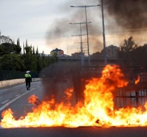 Una barricada de fuego corta la Ronda de Dalt de Barcelona Una barricada de fuego corta la Ronda de Dalt de Barcelona