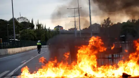 Una barricada de fuego corta la Ronda de Dalt de Barcelona Una barricada de fuego corta la Ronda de Dalt de Barcelona