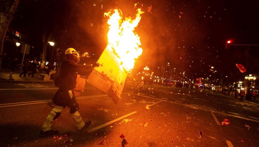 Los radicales queman cartones para colocarlos a modo de barricadas en Barcelona