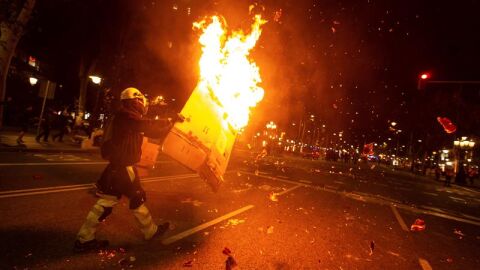 Los radicales queman cartones para colocarlos a modo de barricadas en Barcelona