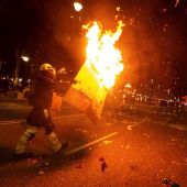Los radicales queman cartones para colocarlos a modo de barricadas en Barcelona