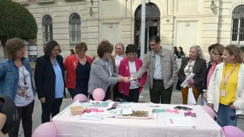 AMUMA ha instalado varias mesas petitorias en Ciudad Real AMUMA ha instalado varias mesas petitorias en Ciudad Real