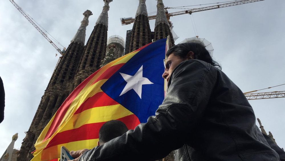 Gente con banderas independentistas frente a la Sagrada Familia