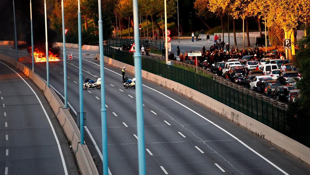  Una barricada de fuego corta la Ronda de Dalt de Barcelona