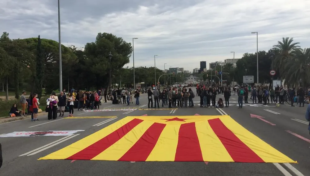  Despliegan una bandera independentista gigante en plena Diagonal