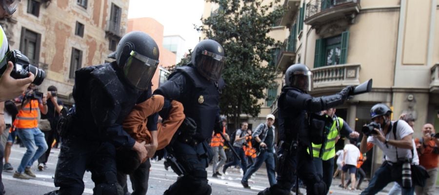 Detenidos tres jóvenes durante la manifestación de Barcelona Detenidos tres jóvenes durante la manifestación de Barcelona