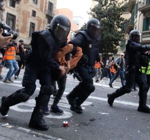 Detenidos tres jóvenes durante la manifestación de Barcelona Detenidos tres jóvenes durante la manifestación de Barcelona