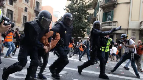 Detenidos tres jóvenes durante la manifestación de Barcelona Detenidos tres jóvenes durante la manifestación de Barcelona