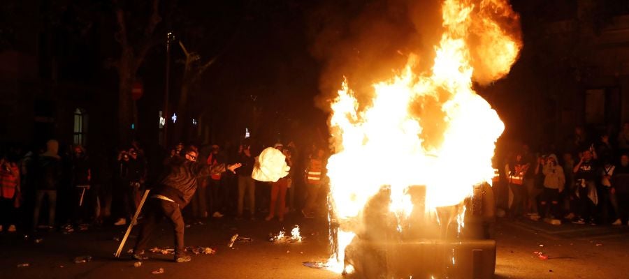Los manifestantes incendian un contenedor durante los altercados Los manifestantes incendian un contenedor durante los altercados