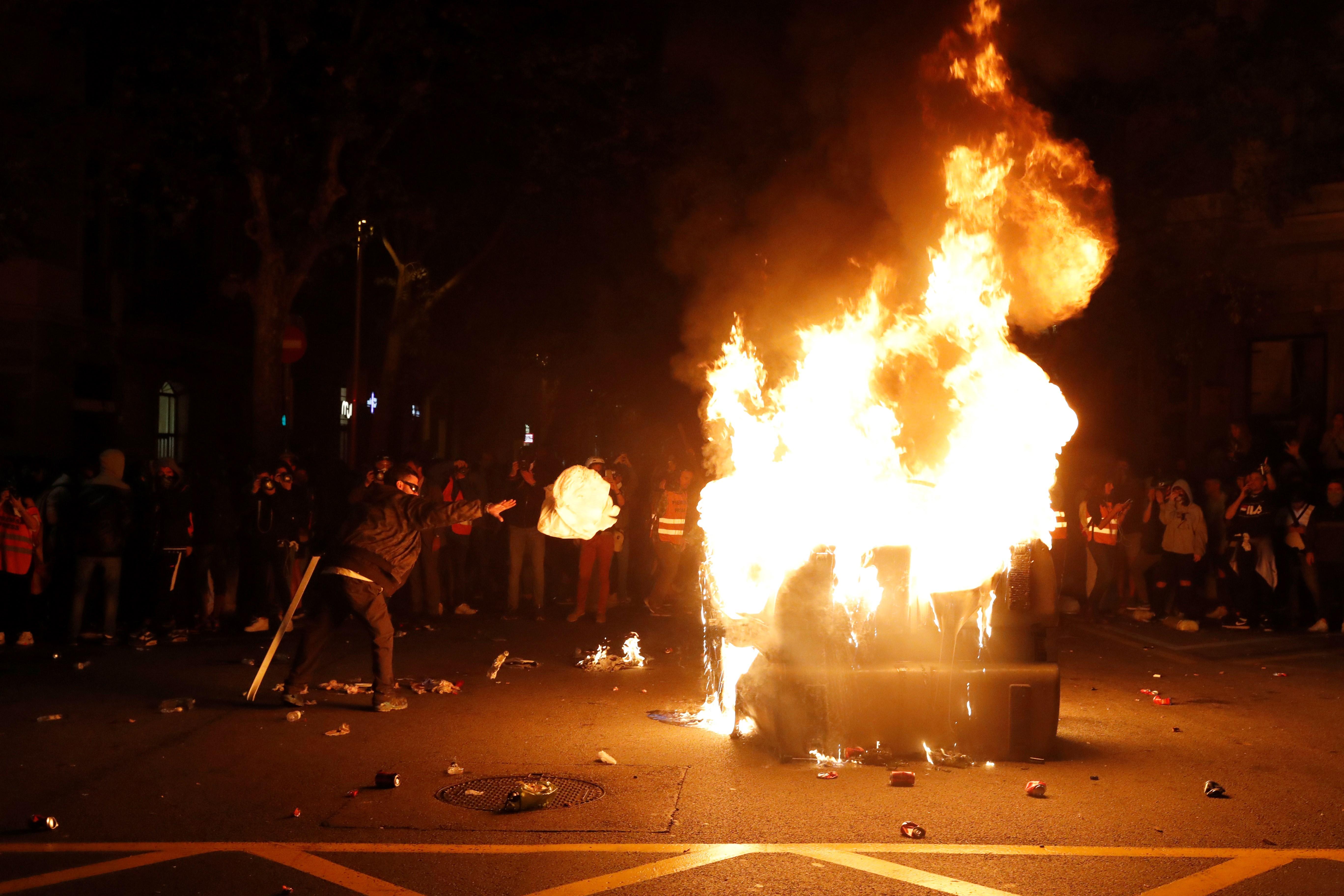 Activistas en Barcelona destrozan un sucursal bancaria y una tienda de ropa Activistas en Barcelona destrozan un sucursal bancaria y una tienda de ropa