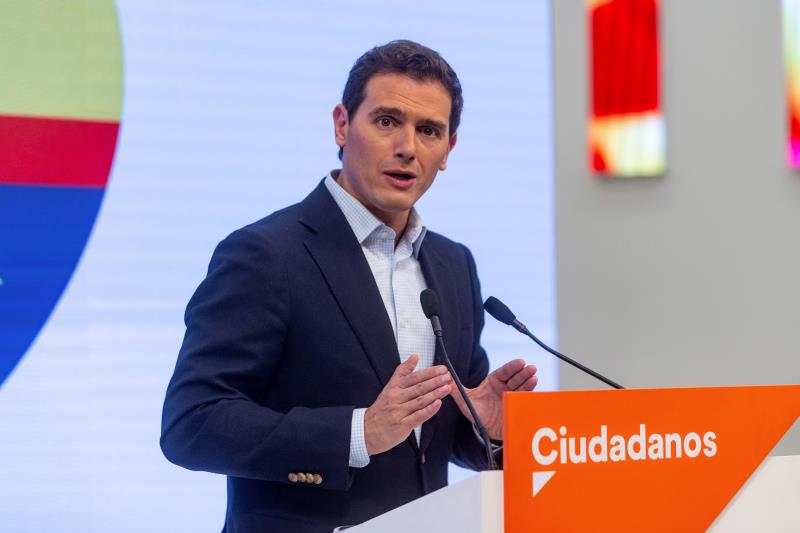 Rivera insta a Sánchez aplicar "ya" el 155 en Catalunya y romper con "los nacionalistas que son delincuentes" Rivera insta a Sánchez aplicar "ya" el 155 en Catalunya y romper con "los nacionalistas que son delincuentes"